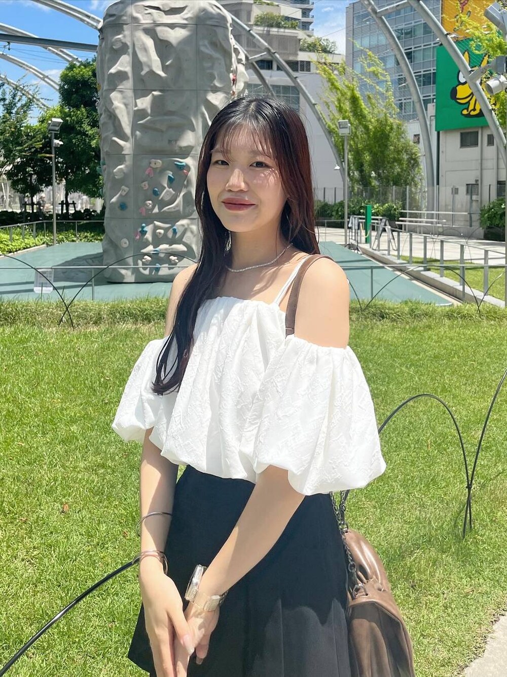 ブラック系のスカート、ホワイト系のシャツ/ブラウス、ホワイト系のキャミソールを着用したレディースの夏コーディネートの4枚目の写真