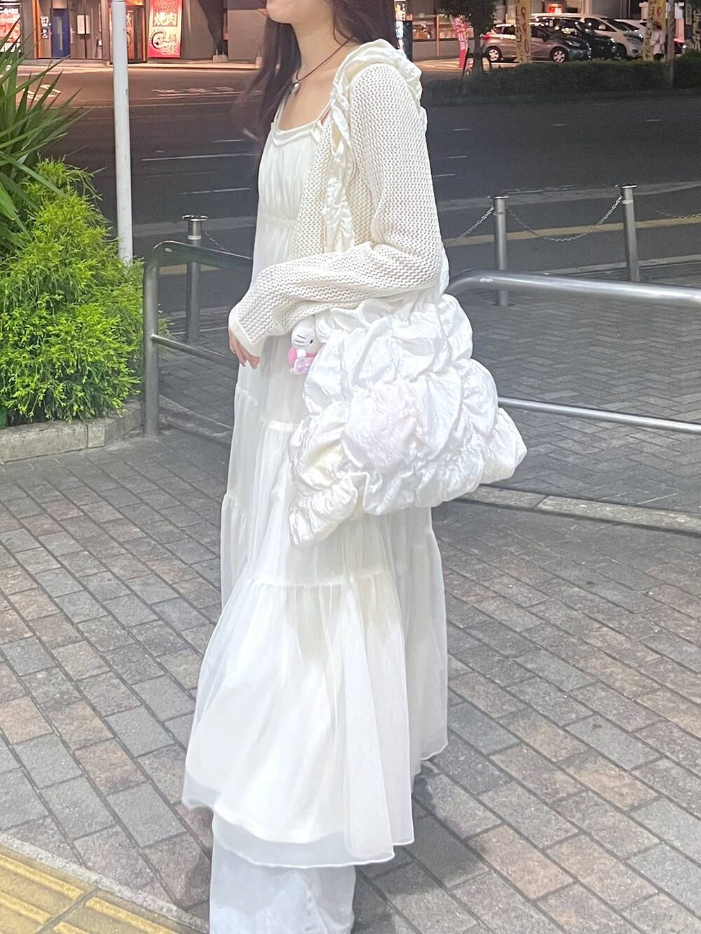 ホワイト系のワンピース、シルバー系のサンダル、ホワイト系のキャミソールを着用したレディースの夏コーディネートの4枚目の写真