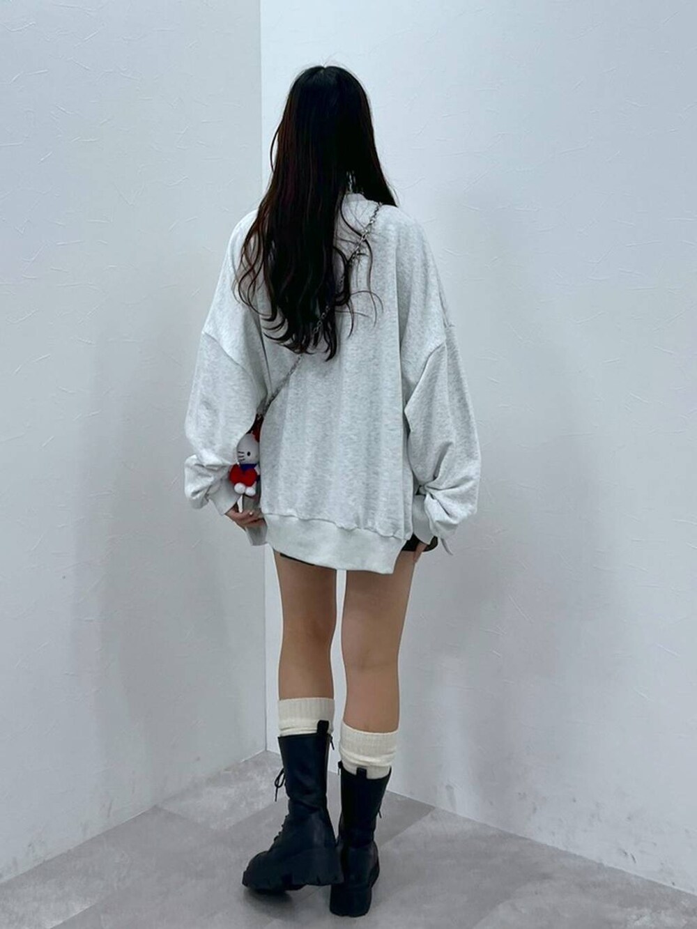 ホワイト系のTシャツ/カットソー、ブラウン系のスカート、レッド系のショルダーバッグを着用したレディースの秋コーディネートの3枚目の写真