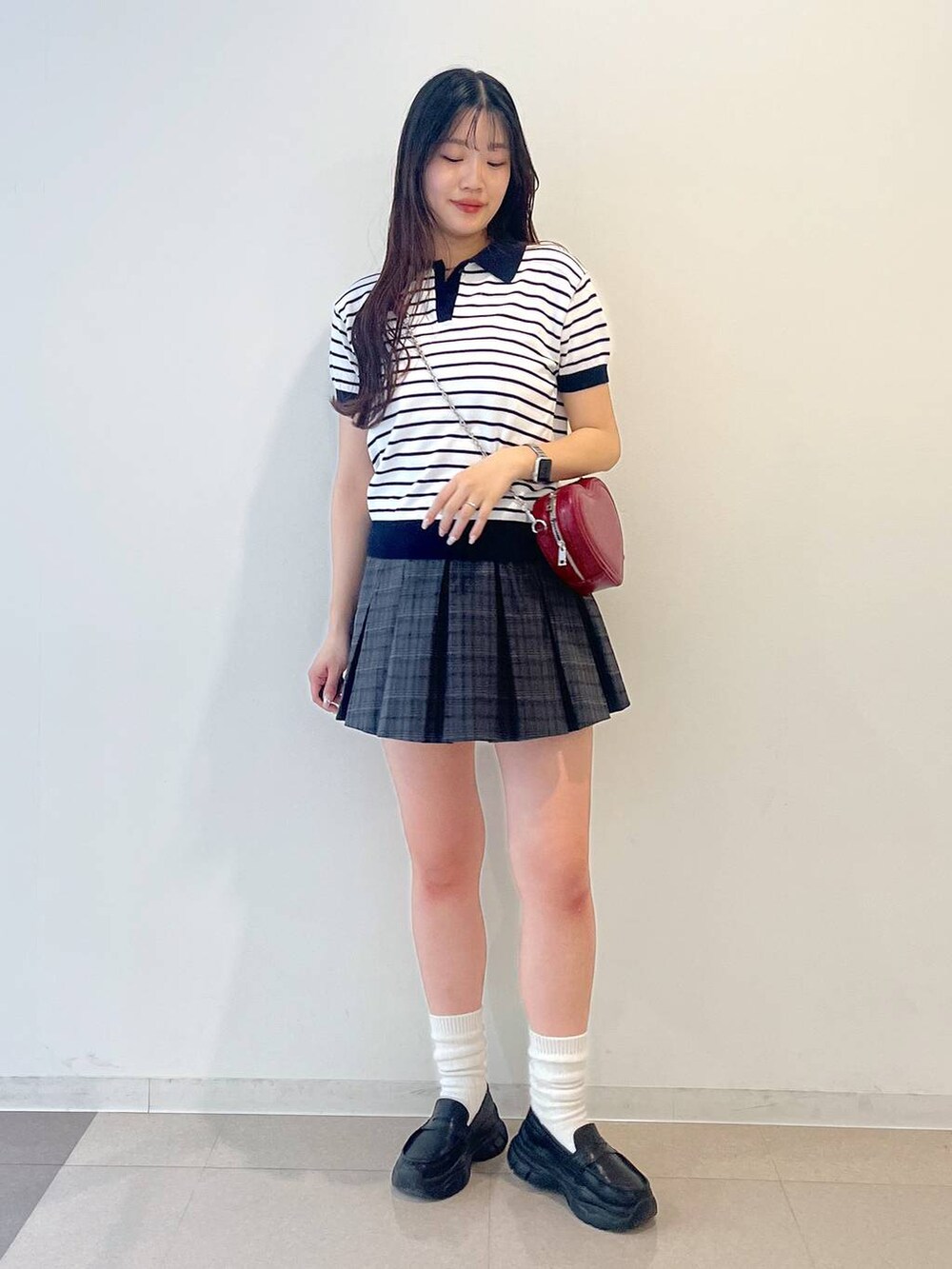 ホワイト系のキャミソール、ブラック系のローファー、グレー系のスカートを着用したレディースの春コーディネートの2枚目の写真