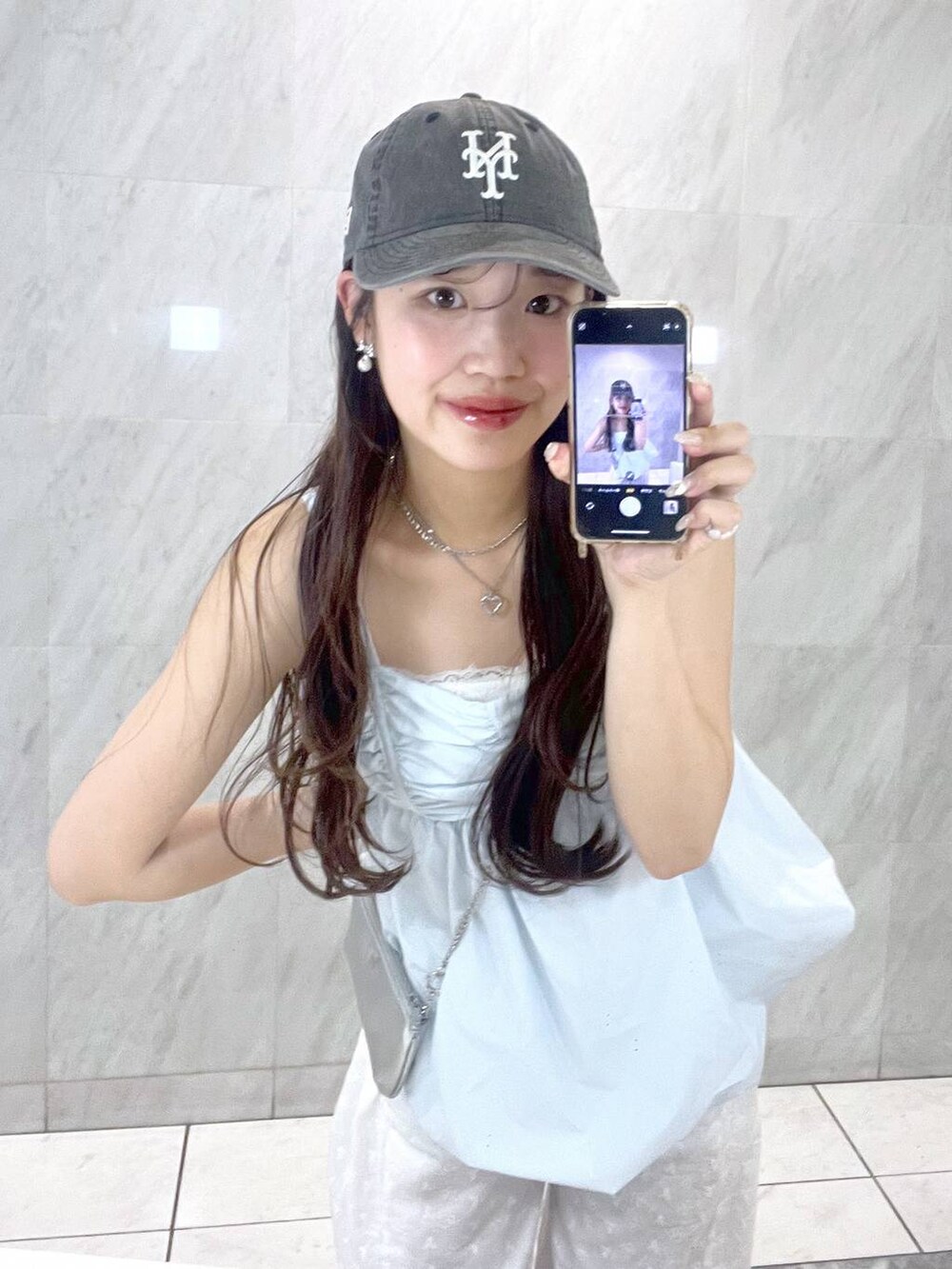 シルバー系のサンダル、ホワイト系のその他パンツ、ブルー系のシャツ/ブラウスを着用したレディースの夏コーディネートの2枚目の写真