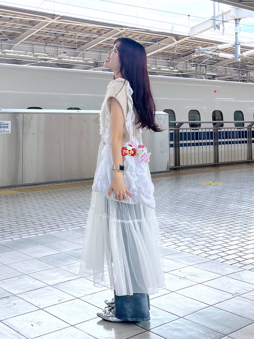 ホワイト系のシャツ/ブラウス、ホワイト系のワンピース、ホワイト系のキャミソールを着用したレディースの夏コーディネートの2枚目の写真