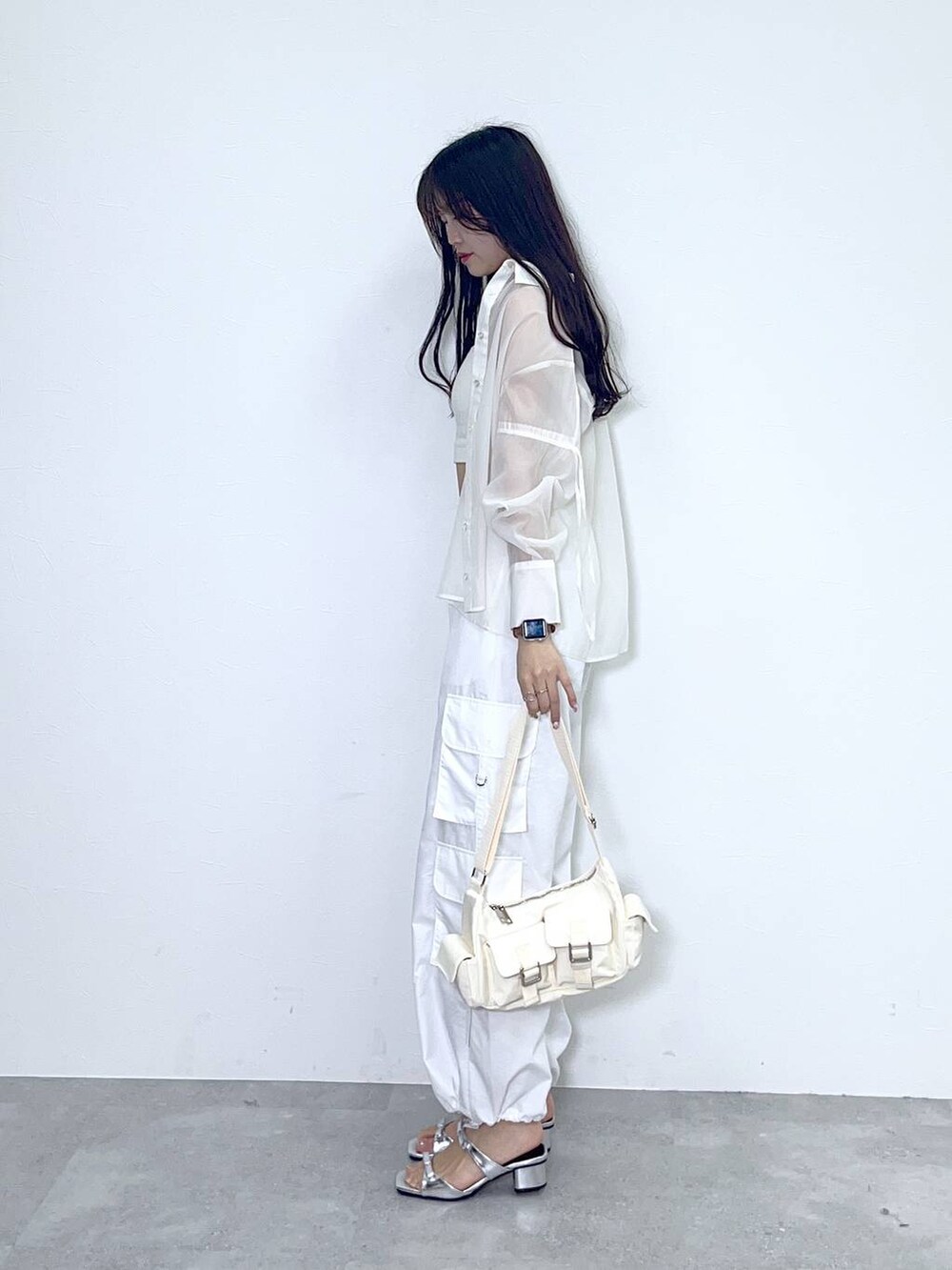 ホワイト系のショルダーバッグ、ホワイト系のキャミソール、ホワイト系のシャツ/ブラウスを着用したレディースの春コーディネートの2枚目の写真