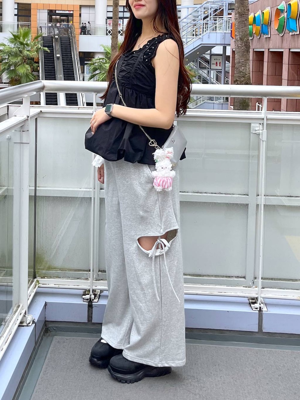 グレー系のスウェットパンツ、ブラック系のシャツ/ブラウス、シルバー系のショルダーバッグを着用したレディースの夏コーディネートの5枚目の写真