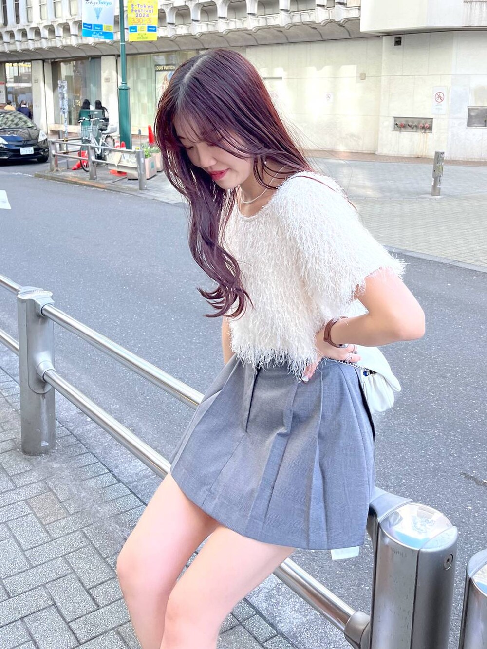 ホワイト系のショルダーバッグ、ホワイト系のキャミソール、ホワイト系のサンダルを着用したレディースの夏コーディネートの4枚目の写真