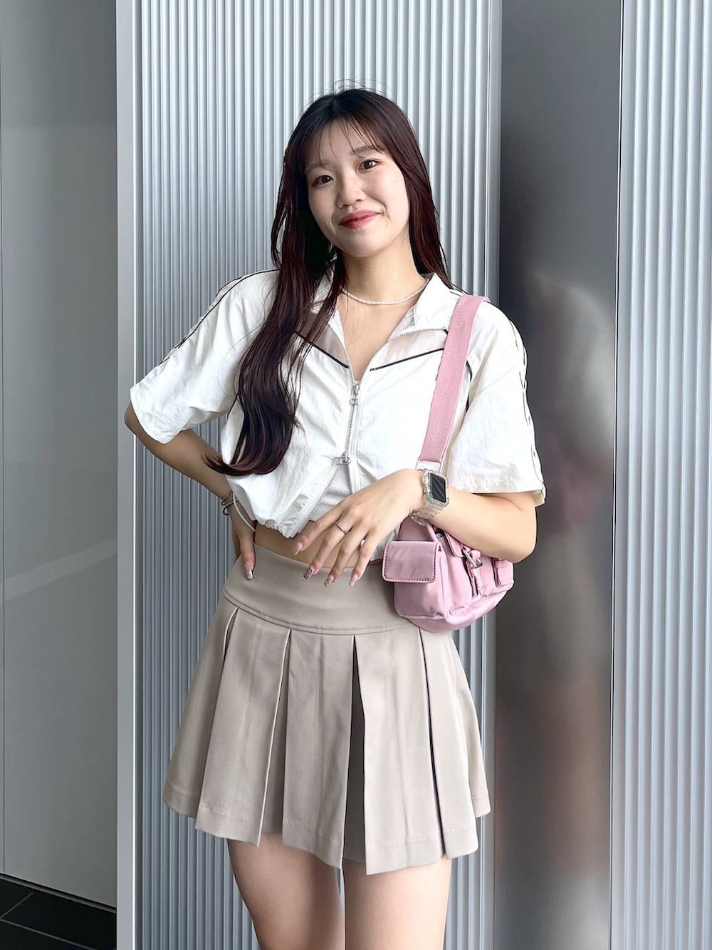 ピンク系のショルダーバッグ、ホワイト系のキャミソール、ホワイト系のサンダルを着用したレディースの夏コーディネートの5枚目の写真