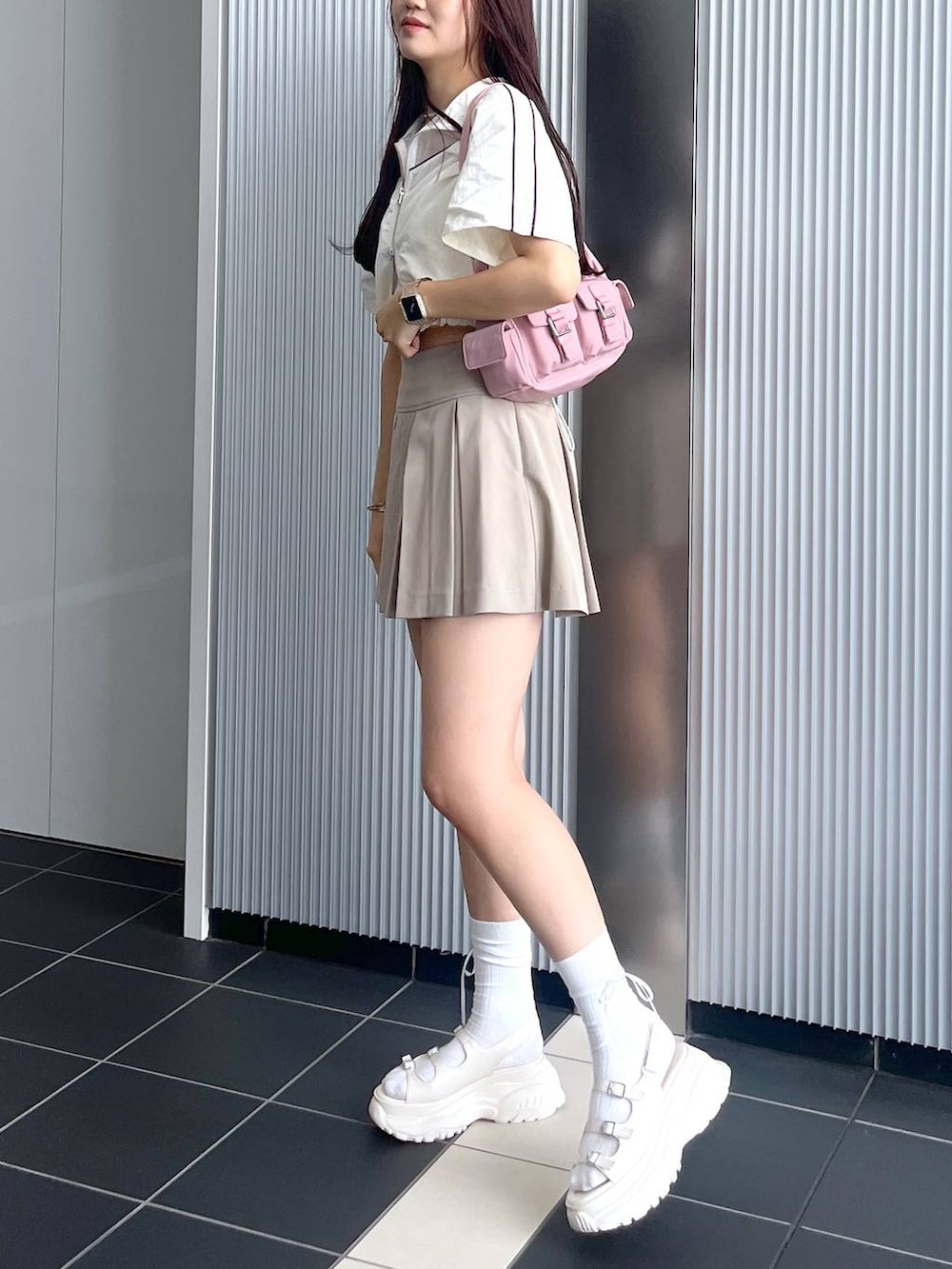 ピンク系のショルダーバッグ、ホワイト系のキャミソール、ホワイト系のサンダルを着用したレディースの夏コーディネートの4枚目の写真