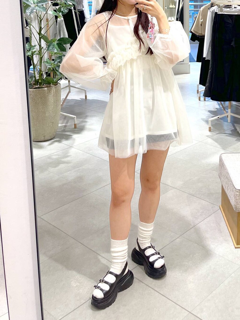 ホワイト系のシャツ/ブラウス、ブラック系のその他パンツ、ホワイト系のキャミソールを着用したレディースの春コーディネートの5枚目の写真