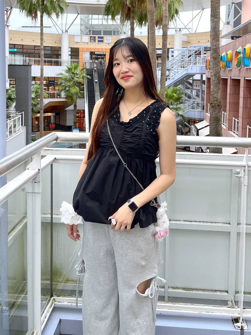 グレー系のスウェットパンツ、ブラック系のシャツ/ブラウス、シルバー系のショルダーバッグを着用したレディースの夏コーディネートの4枚目の写真