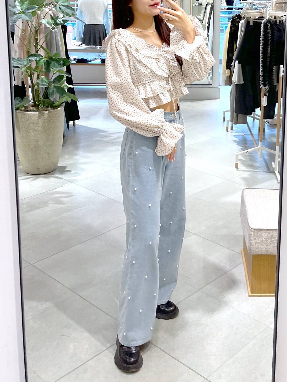 ベージュ系のシャツ/ブラウス、ブラック系のローファー、ブルー系のデニムパンツを着用したレディースの春コーディネートの2枚目の写真