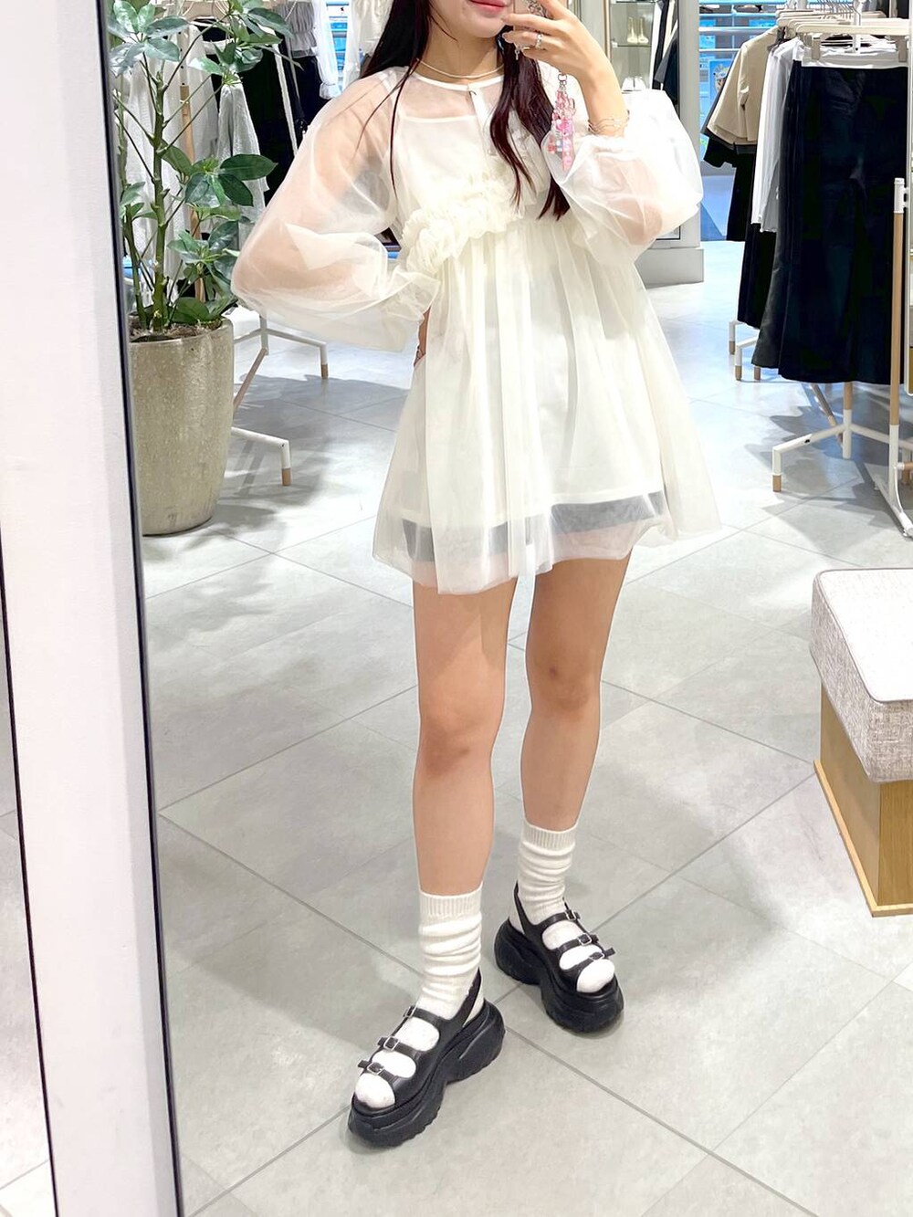 ホワイト系のシャツ/ブラウス、ブラック系のその他パンツ、ホワイト系のキャミソールを着用したレディースの春コーディネートの8枚目の写真