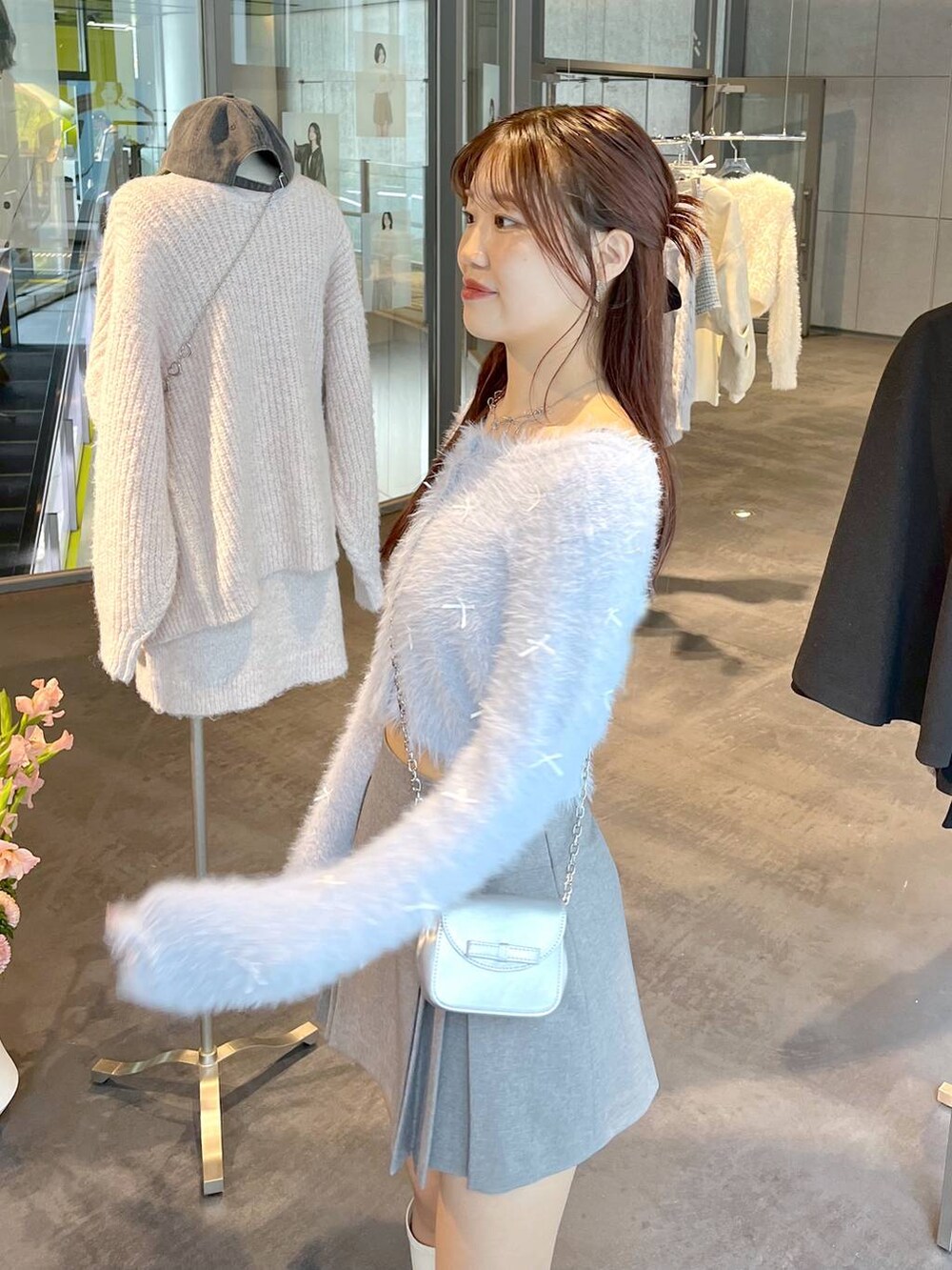 グレー系のスカート、ホワイト系のブーツ、ホワイト系のキャミソールを着用したレディースの夏コーディネートの6枚目の写真