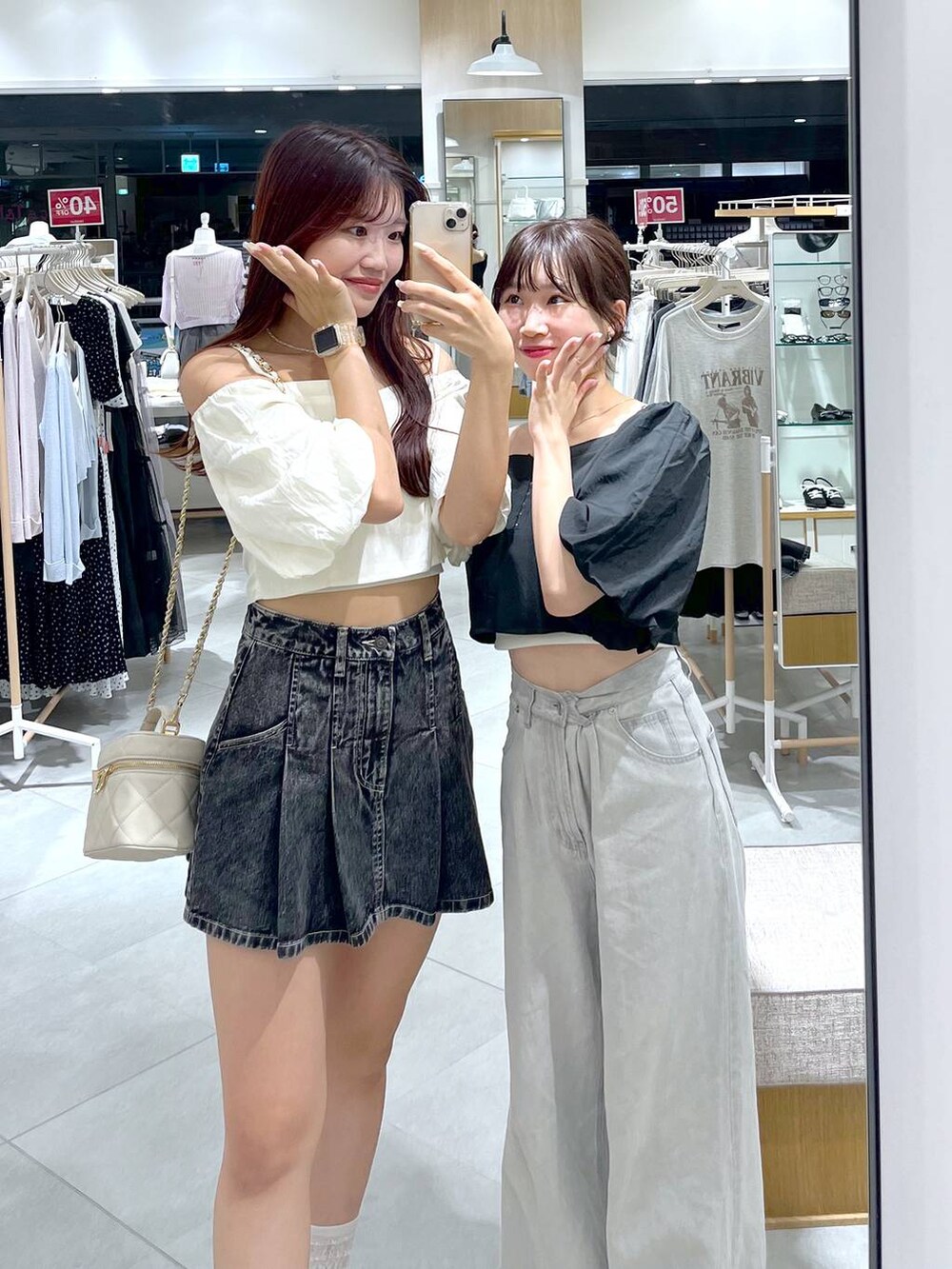 ブラック系のデニムスカート、ブラック系のサンダル、ホワイト系のショルダーバッグを着用したレディースの夏コーディネートの8枚目の写真