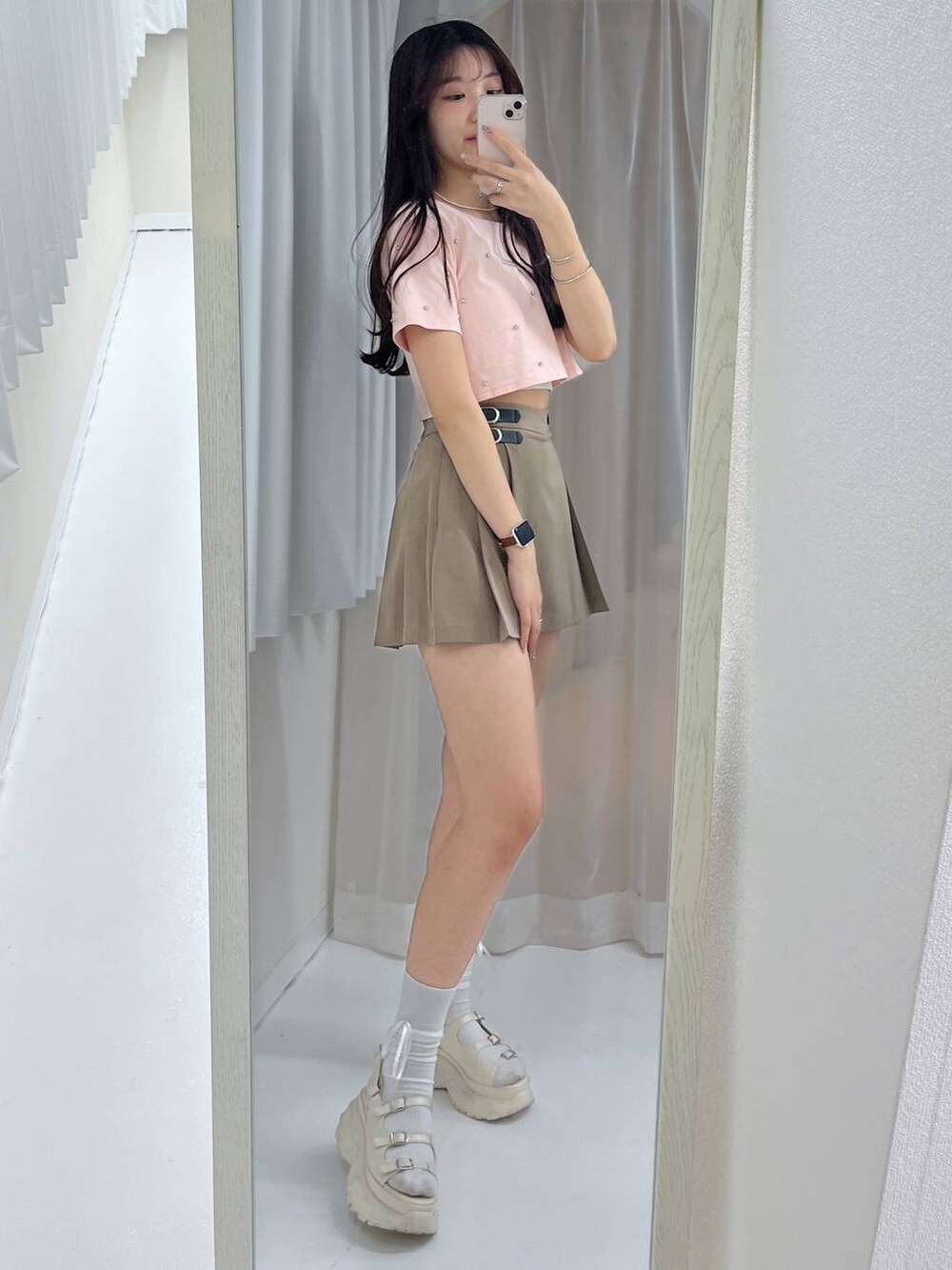 ホワイト系のキャミソール、ホワイト系のサンダル、ベージュ系のスカートを着用したレディースの夏コーディネートの3枚目の写真