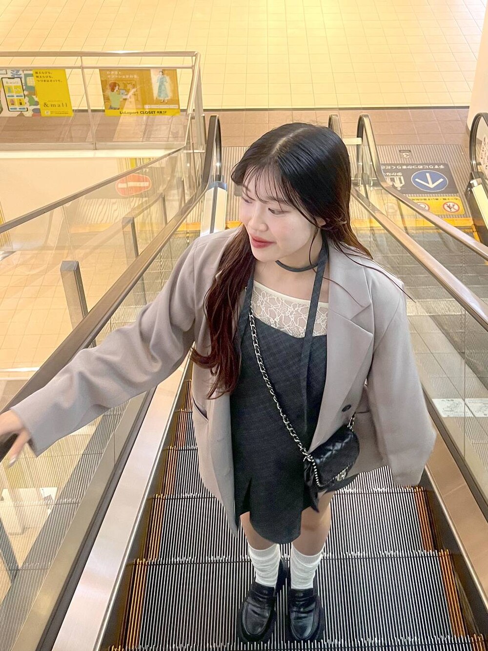 ホワイト系のキャミソール、グレー系のワンピースを着用したレディースの夏コーディネートの7枚目の写真