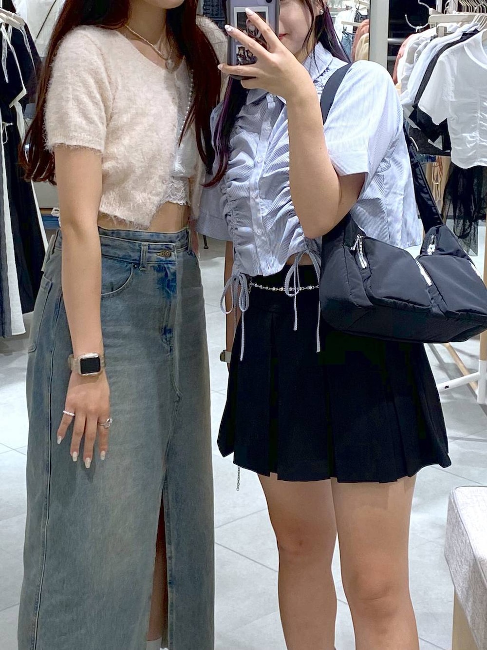 ブラック系のサンダル、ピンク系のカーディガン/ボレロ、ホワイト系のキャミソールを着用したレディースの夏コーディネートの4枚目の写真