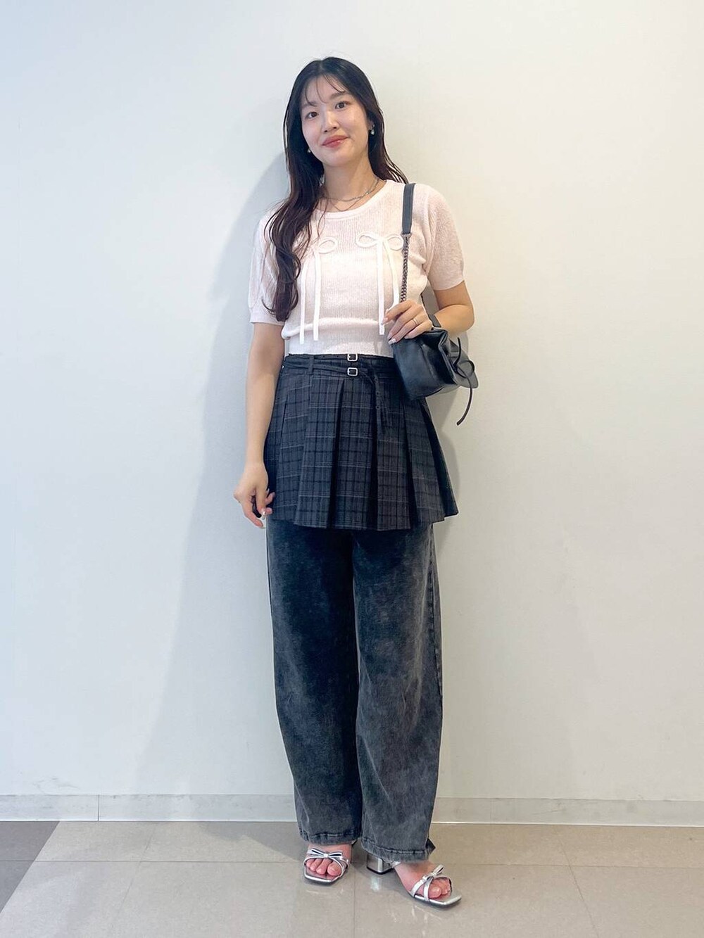 グレー系のショルダーバッグ、ホワイト系のキャミソール、グレー系のスカートを着用したレディースの春コーディネートの6枚目の写真