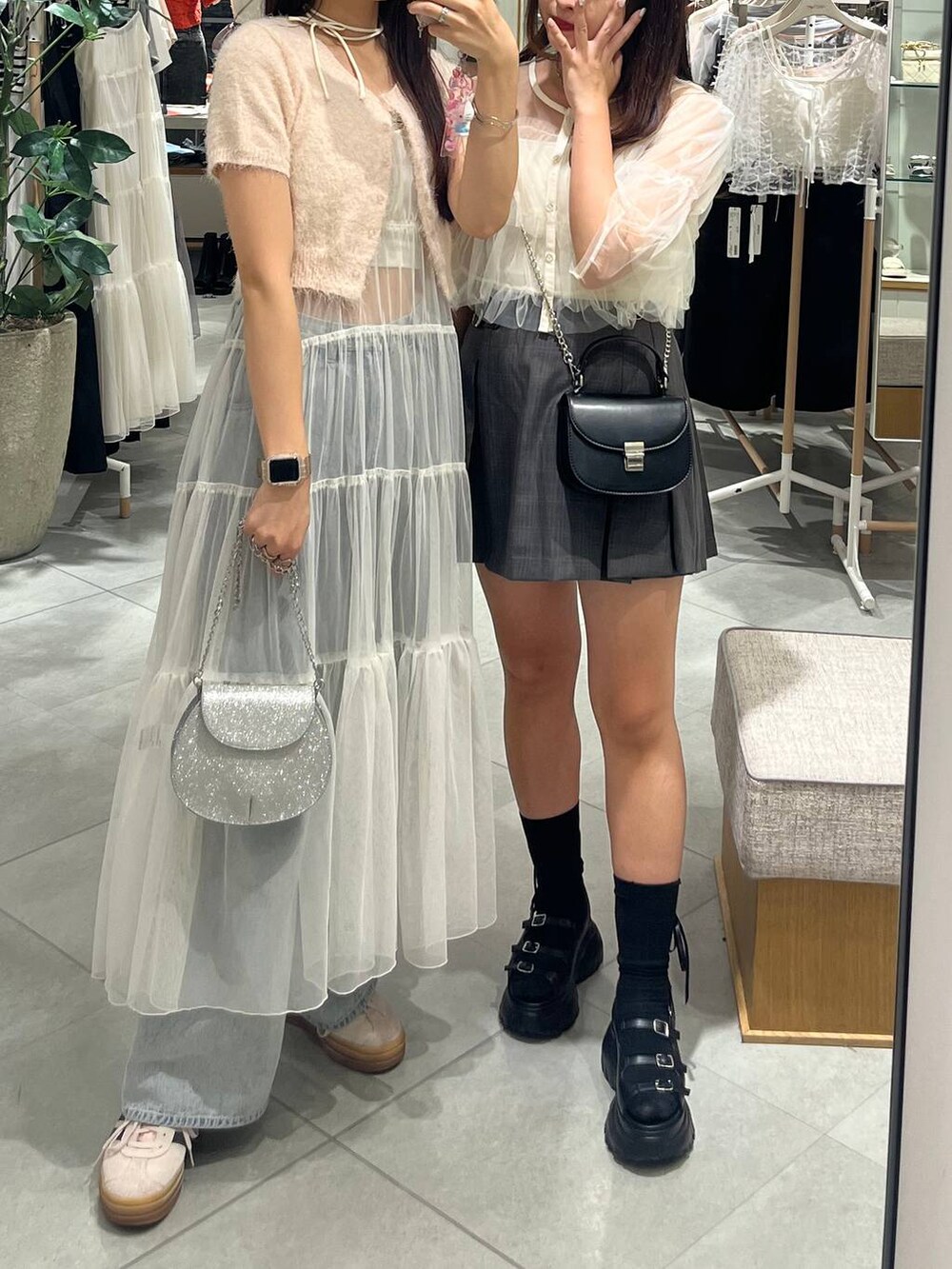 グレー系のスカート、ホワイト系のワンピース、ホワイト系のキャミソールを着用したレディースの夏コーディネートの5枚目の写真