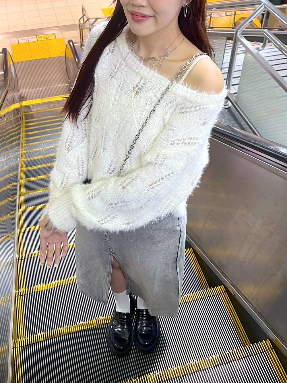 ブルー系のデニムスカート、ホワイト系のキャミソール、ブラック系のローファーを着用したレディースの秋コーディネートの4枚目の写真