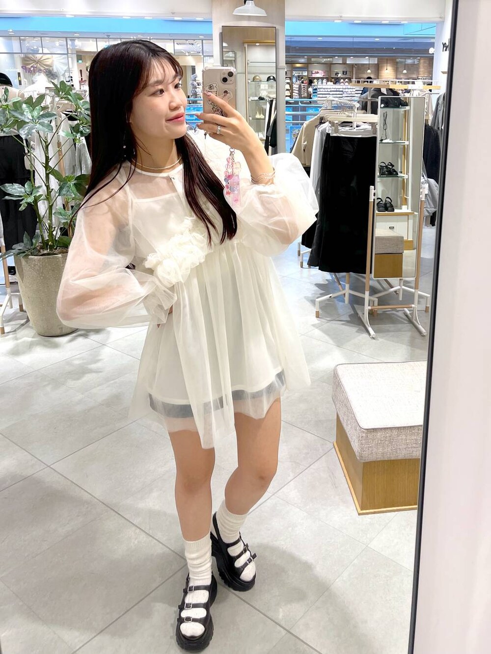 ホワイト系のシャツ/ブラウス、ブラック系のその他パンツ、ホワイト系のキャミソールを着用したレディースの春コーディネートの4枚目の写真