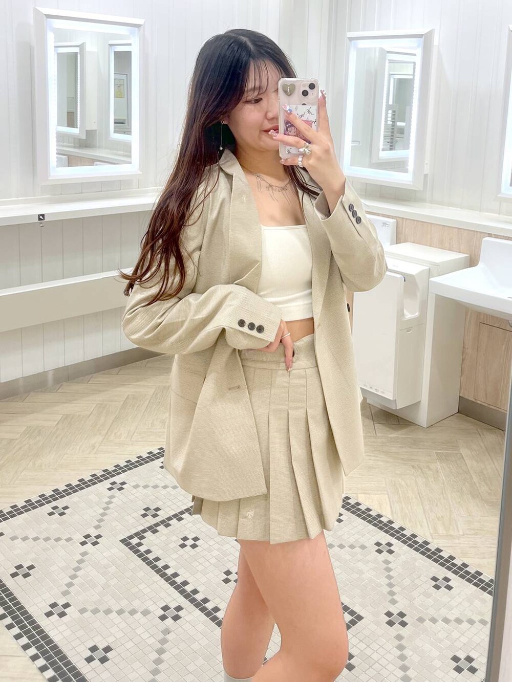 ホワイト系のキャミソール、ブラック系のローファー、ベージュ系のスカートを着用したレディースの春コーディネートの3枚目の写真