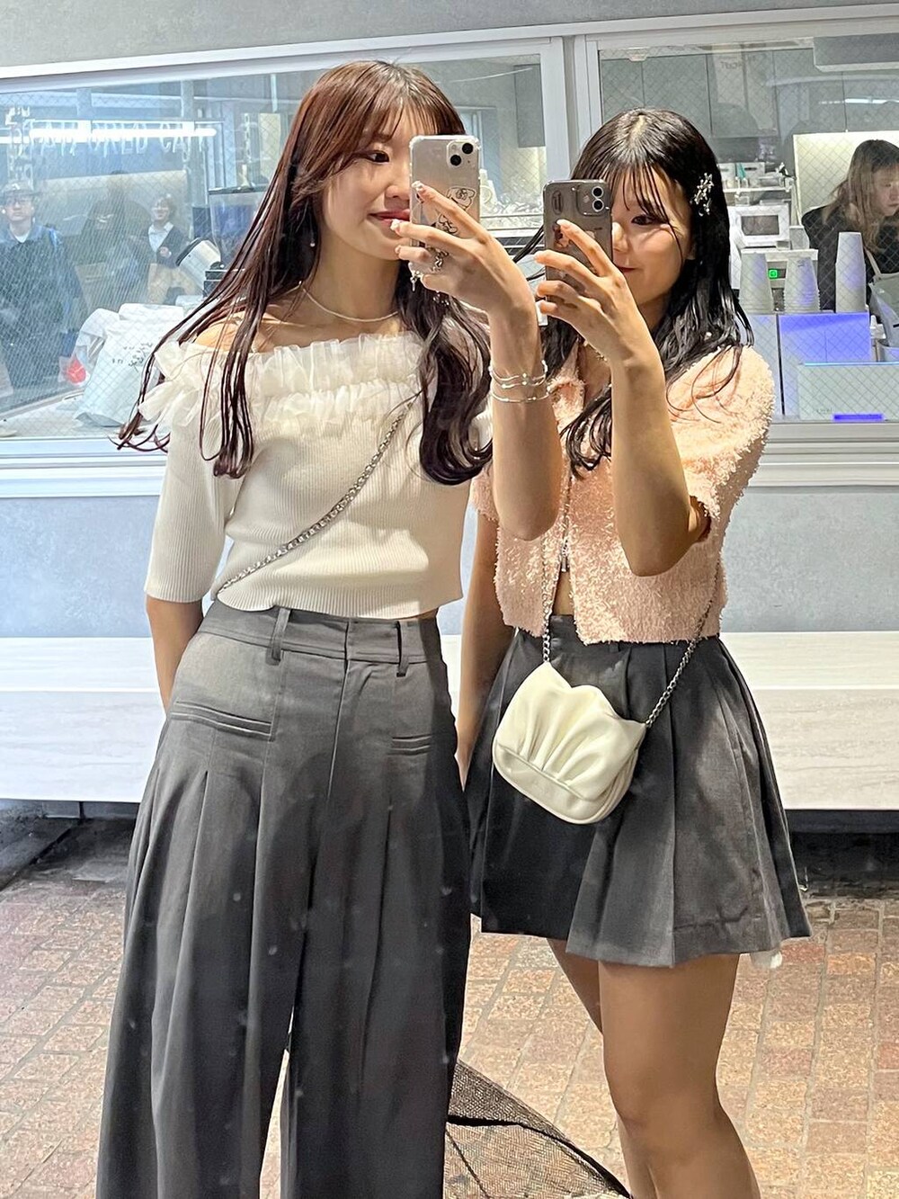 シルバー系のショルダーバッグ、ブラック系のローファー、グレー系のスラックスを着用したレディースの春コーディネートの6枚目の写真