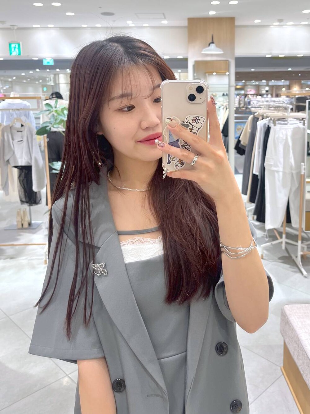 グレー系のワンピース、ブラック系のローファー、ホワイト系のキャミソールを着用したレディースの夏コーディネートの5枚目の写真