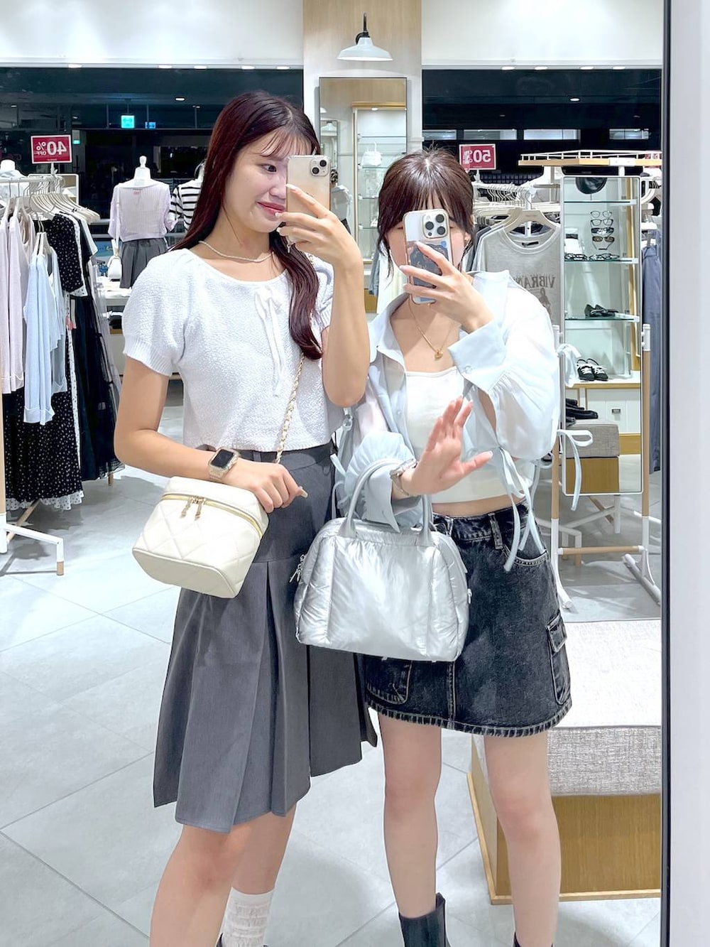 ブラック系のサンダル、グレー系のスカート、ブルー系のニット/セーターを着用したレディースの夏コーディネートの4枚目の写真