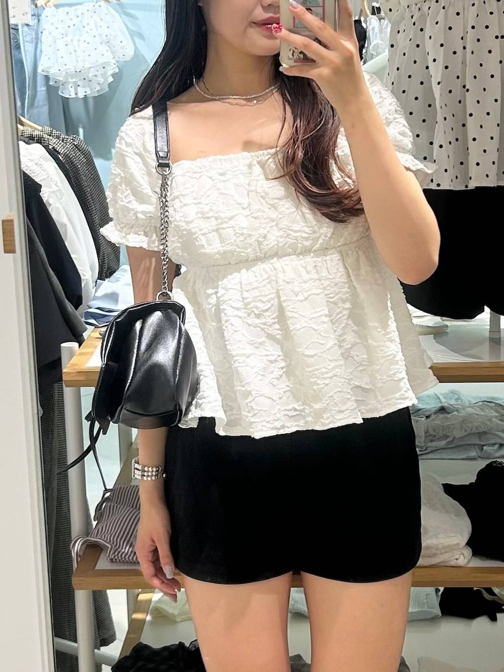ブラック系のパンプス、ホワイト系のシャツ/ブラウス、ブラック系のその他パンツを着用したレディースの夏コーディネートの3枚目の写真