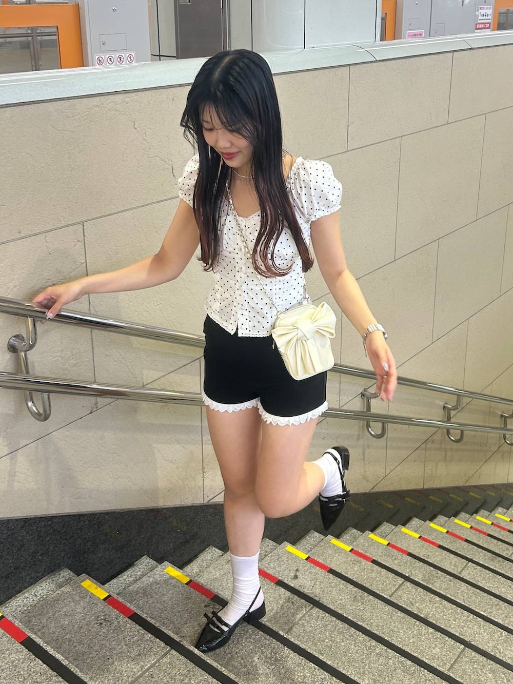 ブラック系のその他パンツ、ブラック系のパンプス、ホワイト系のチューブトップを着用したレディースの夏コーディネートの3枚目の写真