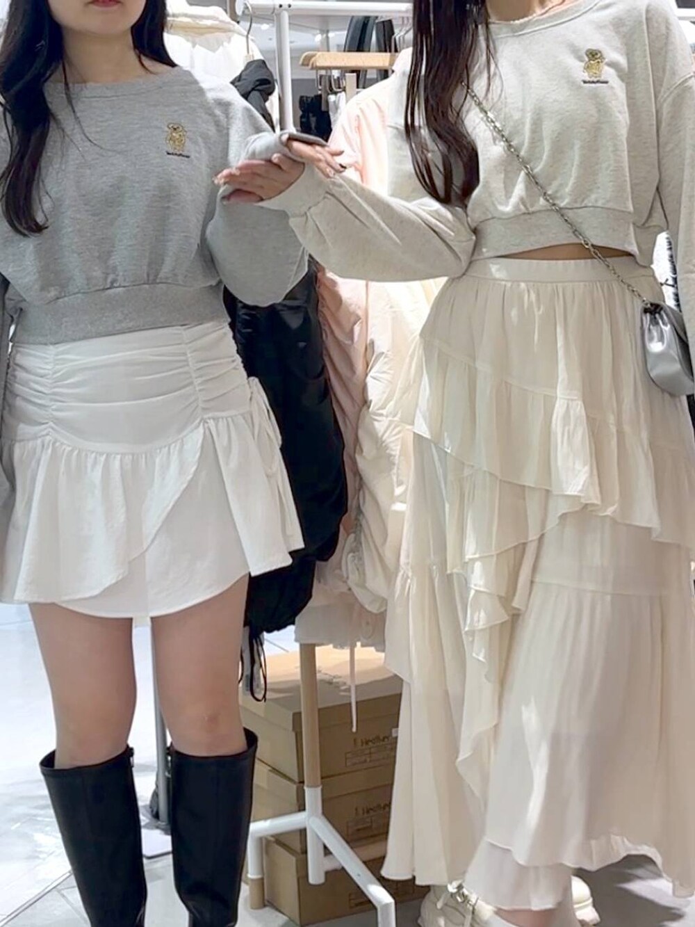 ホワイト系のスカート、ブラック系のブーツ、ホワイト系のブーツを着用したレディースの冬コーディネートの2枚目の写真