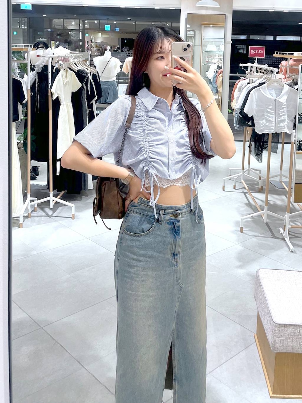 ブラウン系のショルダーバッグ、ホワイト系のキャミソール、ブラック系のサンダルを着用したレディースの夏コーディネートの5枚目の写真