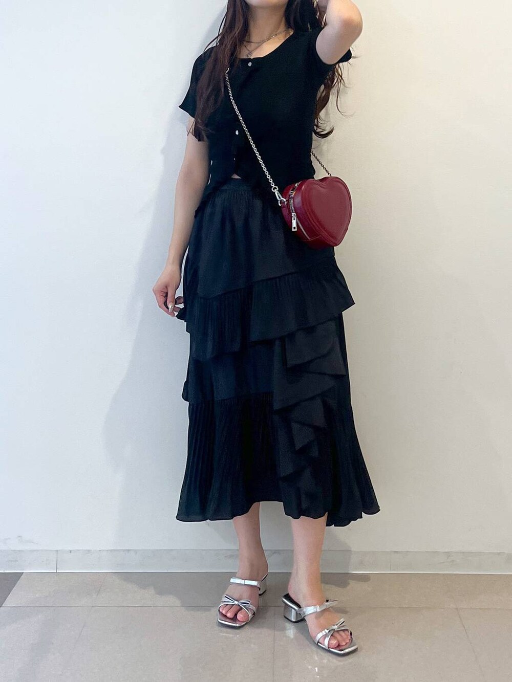 ホワイト系のキャミソール、ブラック系のスカート、シルバー系のサンダルを着用したレディースの春コーディネートの9枚目の写真