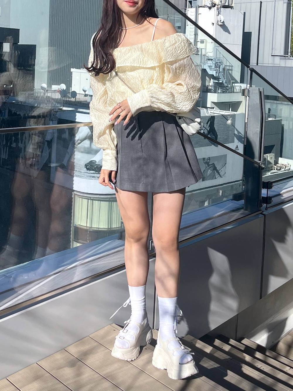 ホワイト系のショルダーバッグ、ホワイト系のキャミソール、ホワイト系のサンダルを着用したレディースの春コーディネートの5枚目の写真