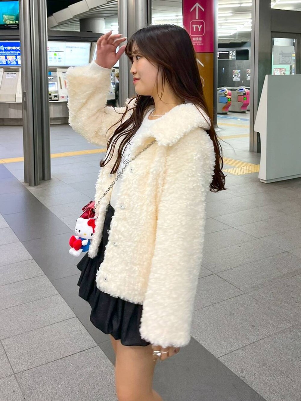 ホワイト系のTシャツ/カットソー、レッド系のショルダーバッグ、ホワイト系のステンカラーコートを着用したレディースの秋コーディネートの5枚目の写真