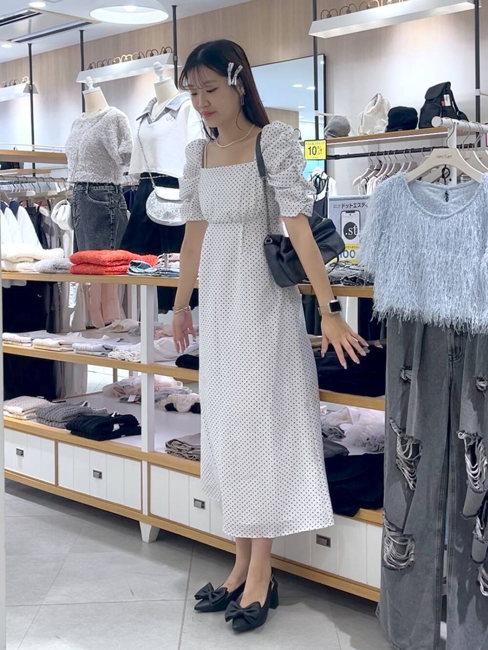 ブラック系のサンダル、ホワイト系のワンピース、ホワイト系のキャミソールを着用したレディースの春コーディネートの3枚目の写真