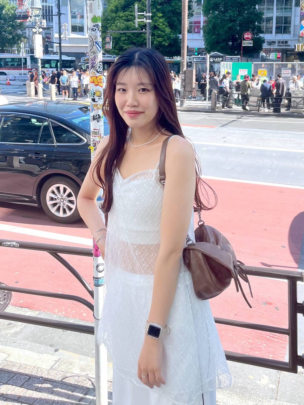 シルバー系のサンダル、ホワイト系のキャミソール、ホワイト系のワンピースを着用したレディースの夏コーディネートの5枚目の写真