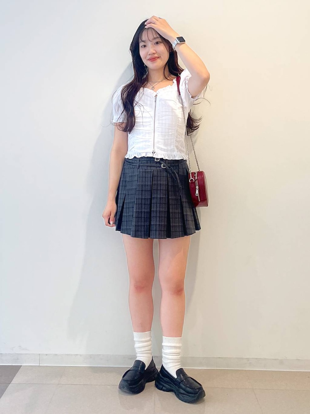 ホワイト系のキャミソール、ブラック系のローファー、グレー系のスカートを着用したレディースの春コーディネートの2枚目の写真