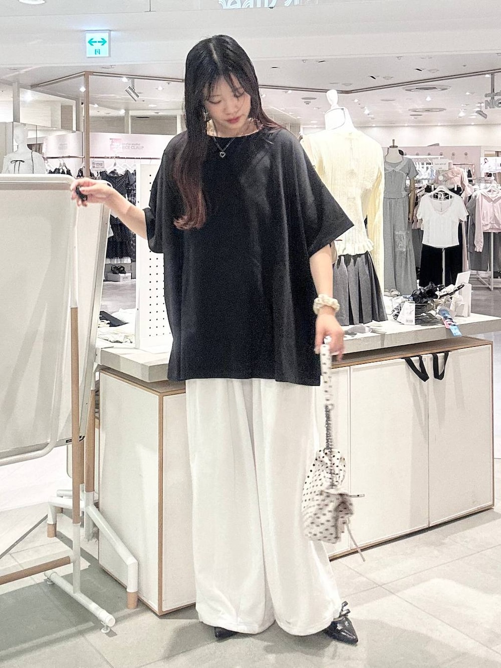その他のショルダーバッグ、ホワイト系のキャミソール、ブラック系のTシャツ/カットソーを着用したレディースの夏コーディネートの3枚目の写真
