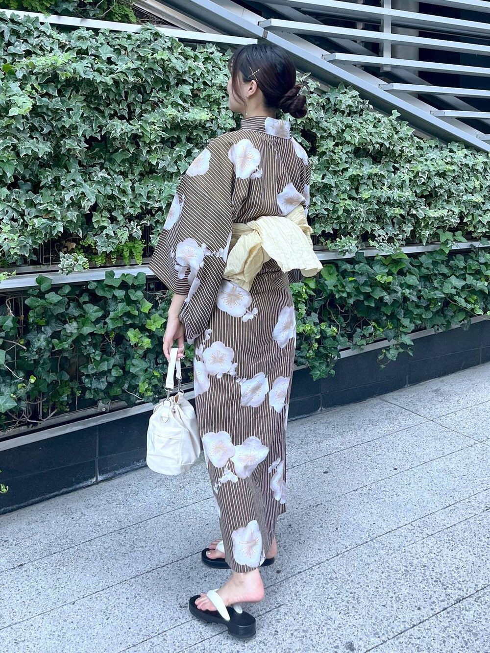 ホワイト系のショルダーバッグ、ホワイト系のキャミソール、シルバー系のリングを着用したレディースの夏コーディネートの8枚目の写真