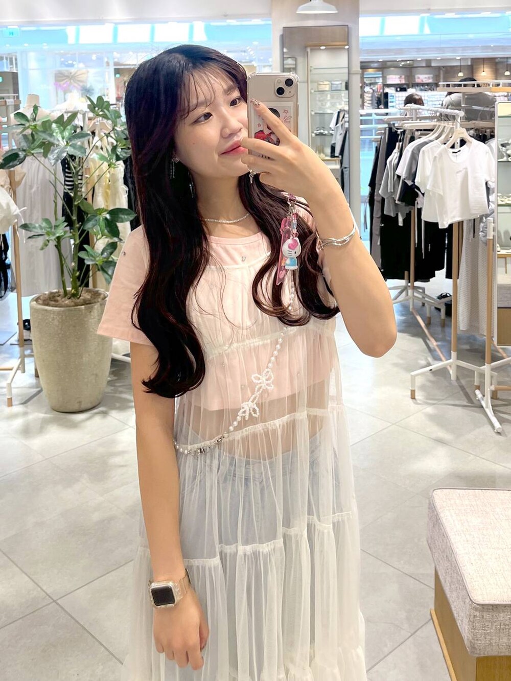 ホワイト系のワンピース、ピンク系のTシャツ/カットソー、シルバー系のサンダルを着用したレディースの春コーディネートの6枚目の写真