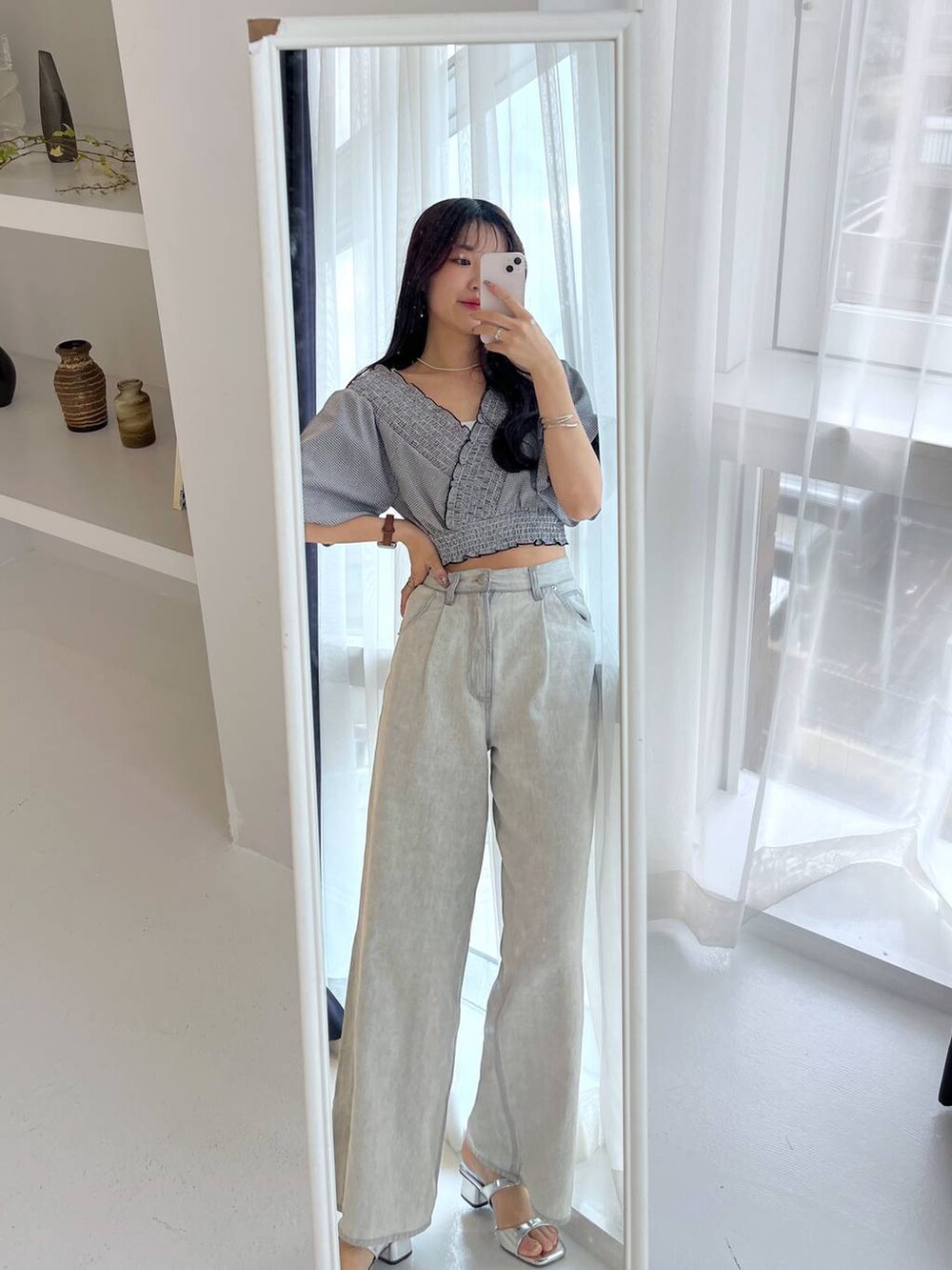 シルバー系のサンダル、ホワイト系のキャミソール、グレー系のデニムパンツを着用したレディースの春コーディネートの8枚目の写真