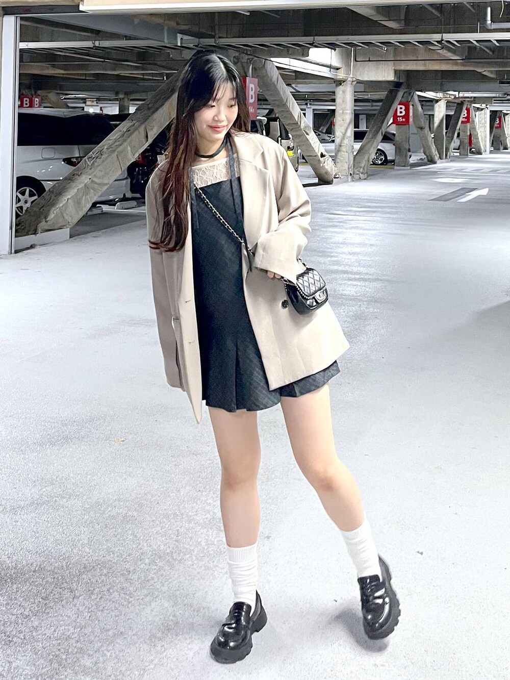 ホワイト系のキャミソール、グレー系のワンピースを着用したレディースの夏コーディネートの2枚目の写真