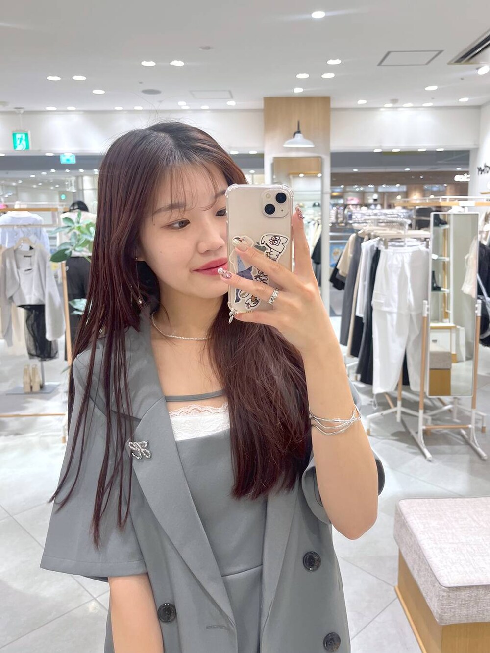 グレー系のワンピース、ブラック系のローファー、ホワイト系のキャミソールを着用したレディースの春コーディネートの2枚目の写真