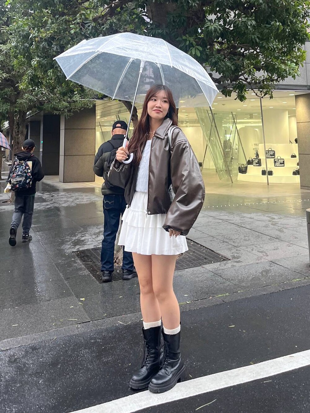 ホワイト系のTシャツ/カットソー、シルバー系のショルダーバッグ、ブルー系のニット/セーターを着用したレディースの冬コーディネートの7枚目の写真