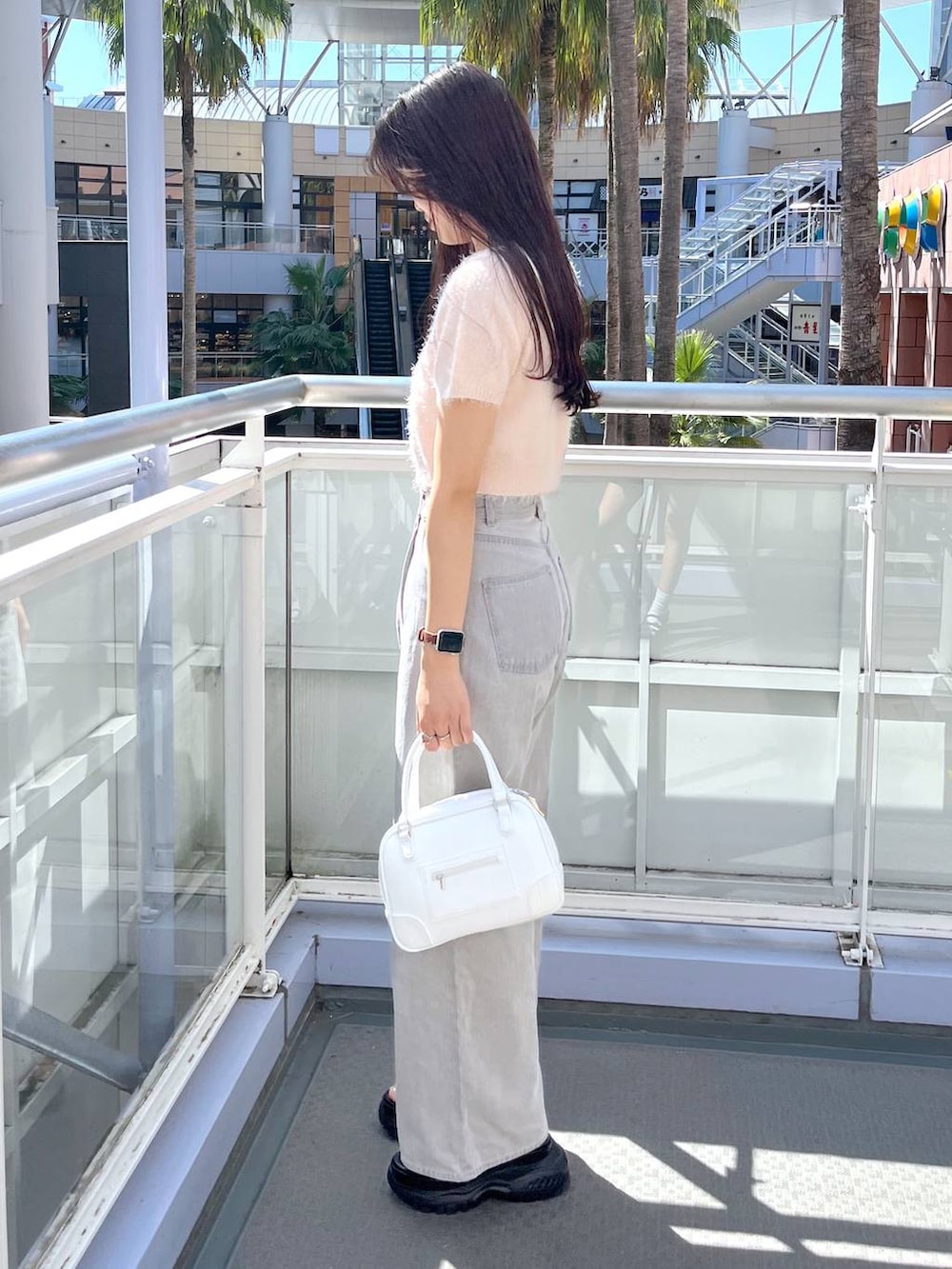 ピンク系のカーディガン/ボレロ、グレー系のデニムパンツ、ホワイト系のキャミソールを着用したレディースの夏コーディネートの3枚目の写真