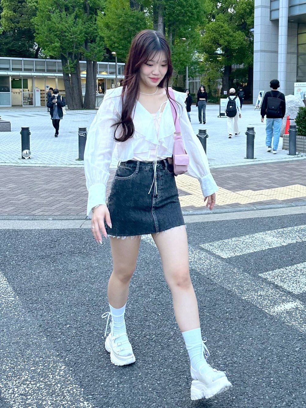 ピンク系のショルダーバッグ、ホワイト系のサンダル、ホワイト系のシャツ/ブラウスを着用したレディースの春コーディネートの6枚目の写真