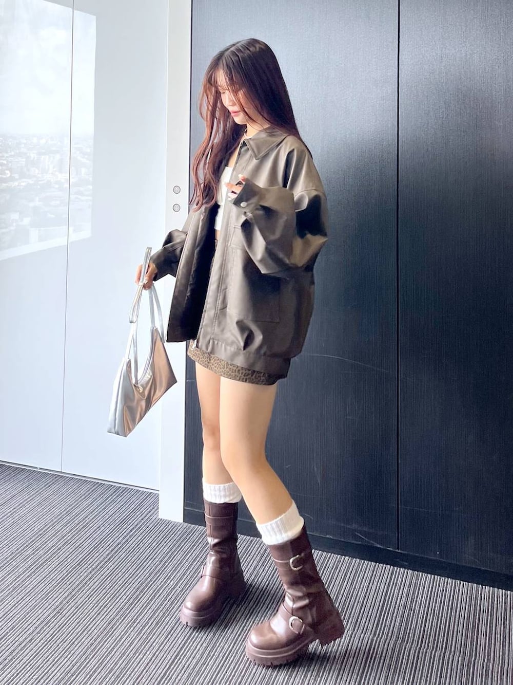 ブラウン系のブーツ、その他のスカート、シルバー系のショルダーバッグを着用したレディースの秋コーディネートの8枚目の写真