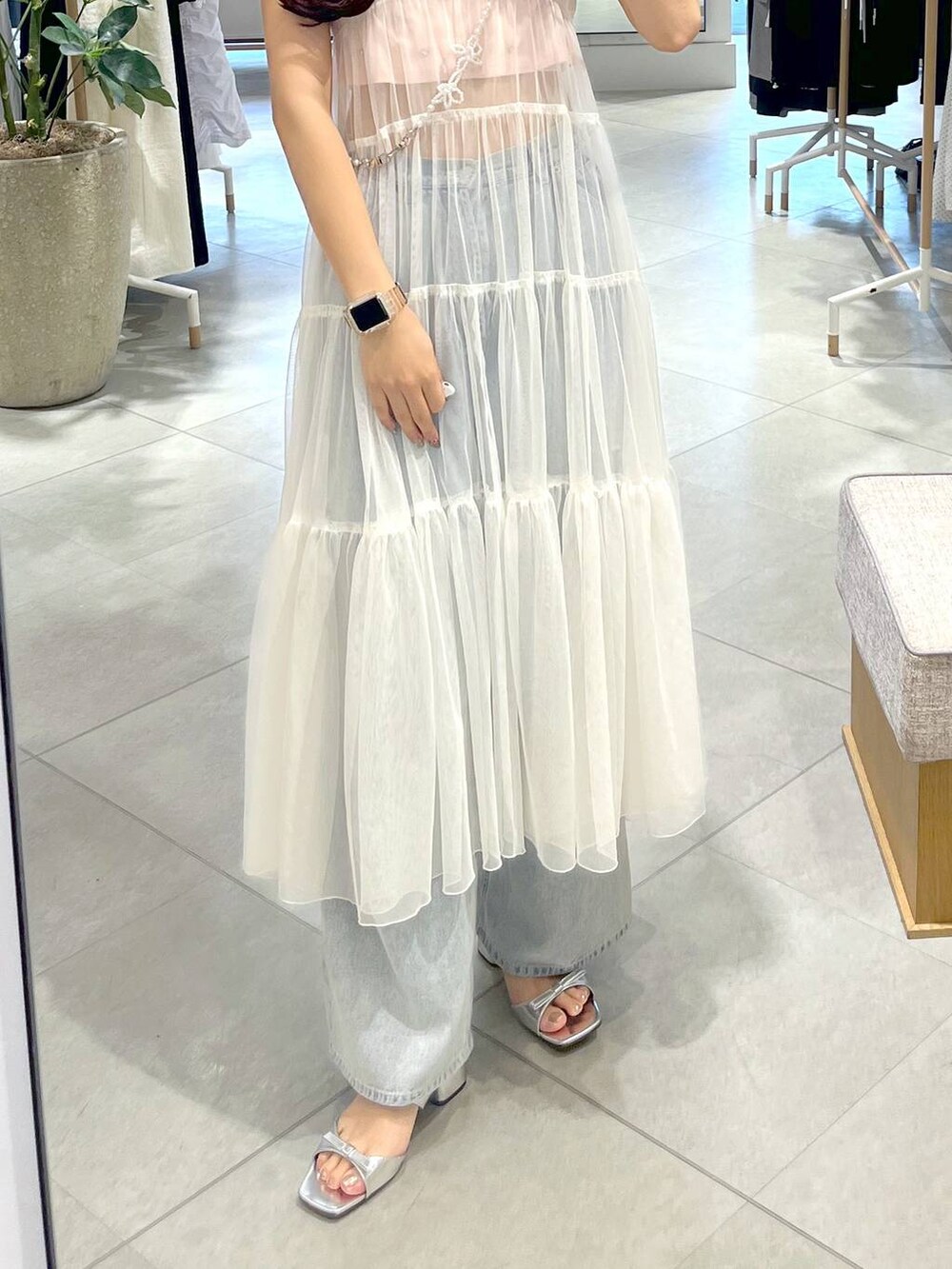 ホワイト系のワンピース、ピンク系のTシャツ/カットソー、シルバー系のサンダルを着用したレディースの春コーディネートの4枚目の写真