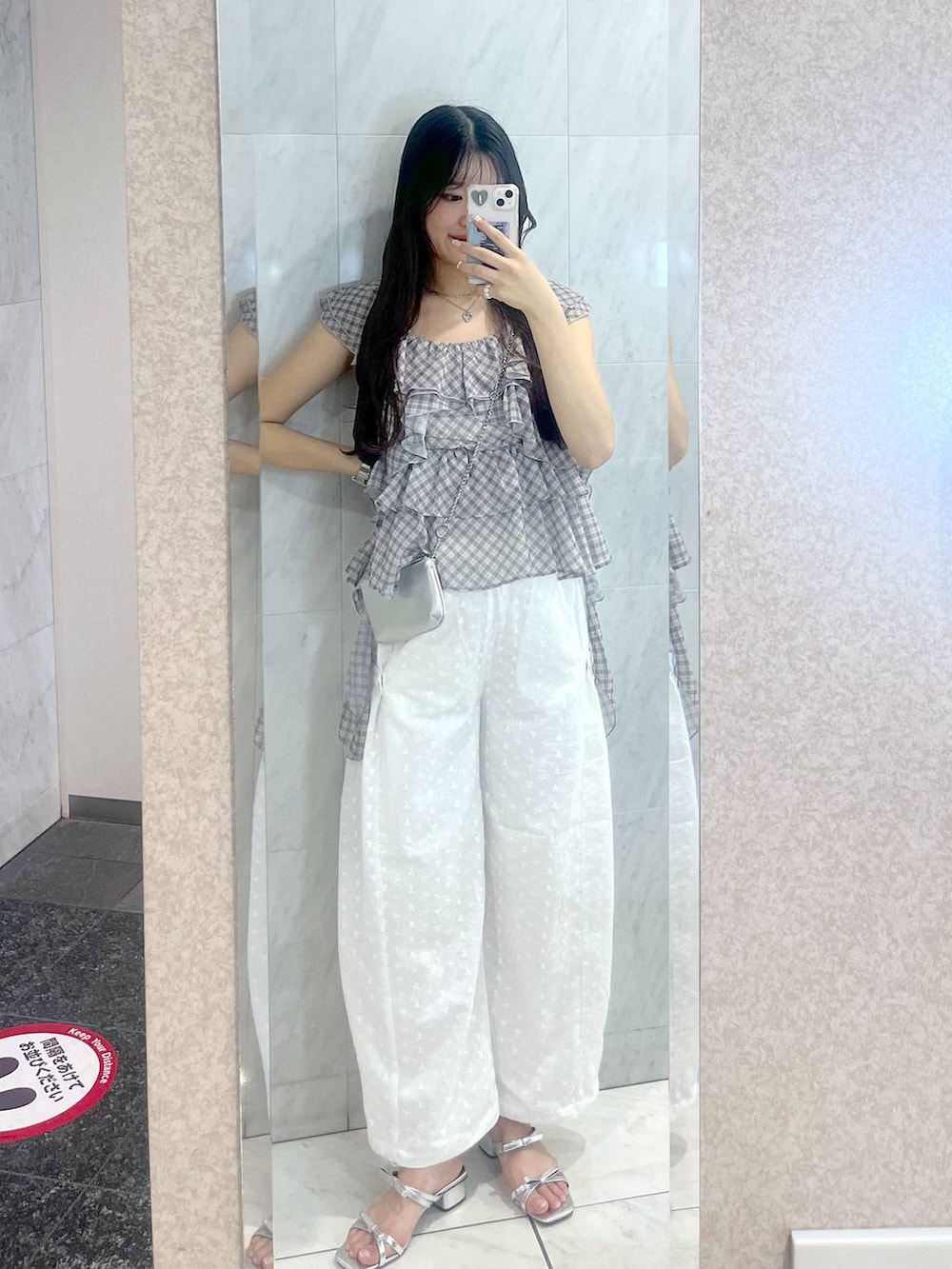 ホワイト系のキャミソール、シルバー系のサンダル、シルバー系のショルダーバッグを着用したレディースの夏コーディネートの5枚目の写真